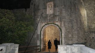 旧市街の西側にある門です！