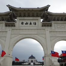 とにかく広くて、巨大な紀念堂です。