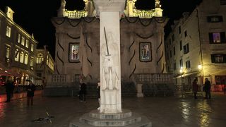 聖ブラホ教会の前に広がる広場