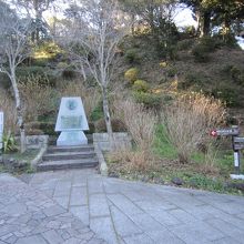 ３カーター記念碑