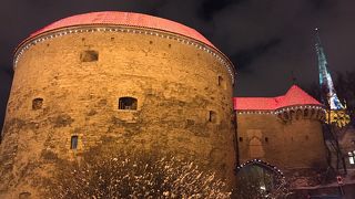 タリン旧市街の北側入口のスールランナ門の横にあります。　夜のライトアップがキレイ!
