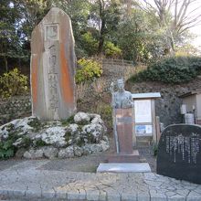 １０下岡蓮杖記念碑