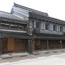 軒先を見ると商家だったことを彷彿させます。