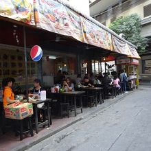 屋台みたいですが、中にもテーブルがあります。