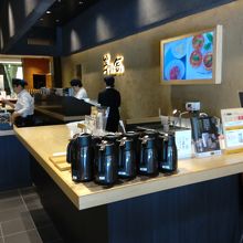 店内での買い物中にあごだし汁を店員さんが持って来て試飲を