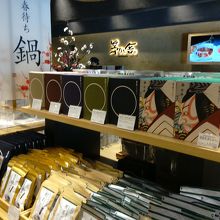 店内の様子　奥は会計