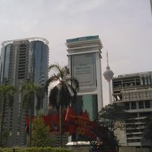 ビルの間から見えます