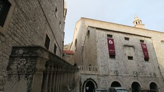 ルジャ広場からプロチェ門に行く途中、左側にあります。