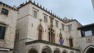 この宮殿の二階テラスにテレビカメラを複数設置して、聖ブラホのお祭りの前夜祭の撮影をしていました！