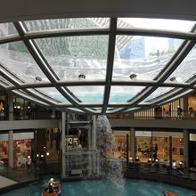 上のガラス皿から流れ落ちています