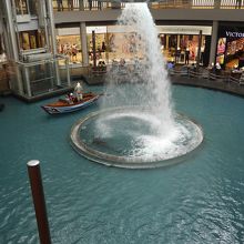 周囲のテーブルでお茶もできます