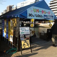 乗船券発売所　牡蠣も食べられます