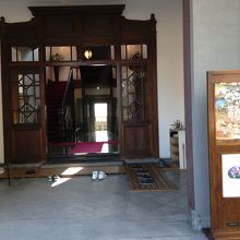 公園内にある旧福岡県公会堂貴賓館の建物の入り口付近