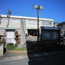 １石碑と後ろ公共施設