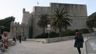 ドブロブニク旧市街の東側にある要塞ですが。城壁には組み込まれていません。