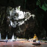 神秘的な洞窟寺院