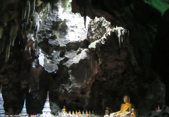 神秘的な洞窟寺院