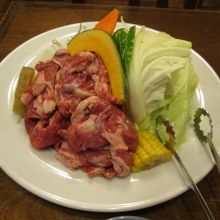 生ラムジンギスカン食べ放題できた、野菜と肉です。