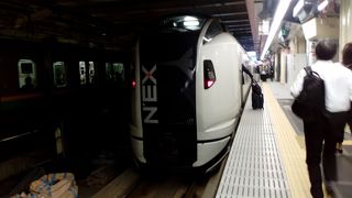 座席と料金はフルサービスキャリアであるが、サービスはLCC以下