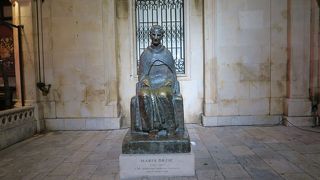 聖ブラホ教会の東側にある一階がレストランの建物