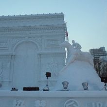 凱旋門の大雪像
