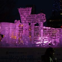 氷像は暗くなると幻想的です