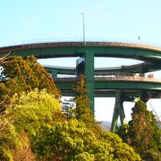 河津駅⇔河津七滝に行くバスで通る橋です。　徒歩では通行できません。