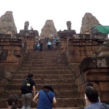 正面からの手すりなし階段