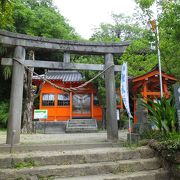 海ぎわのひっそりした神社