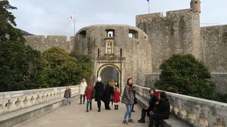 ピレ門に繋がる石橋