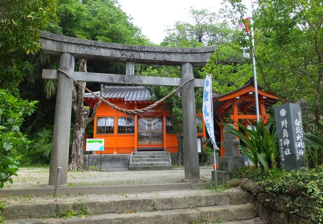 海ぎわのひっそりした神社