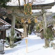 境内土足厳禁の須賀神社の参道は真っ白で足跡ひとつなかった。