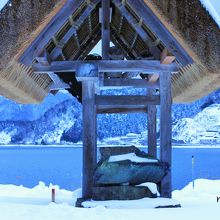 四足門越しの湖岸景観がお気に入りです。