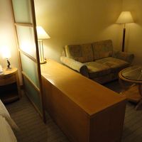 ベッドの横にはソファーセットもあります