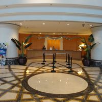 広いロビーにあるフロント