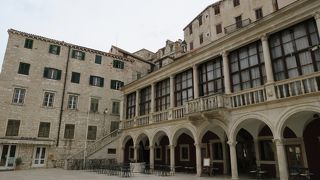 ヴェネツィア時代に建築された瀟洒な建物