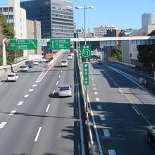 公園内を高速道路が通ってます