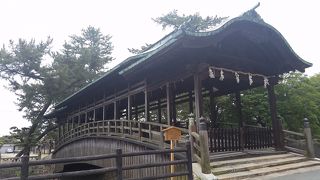 屋根付きで途中に支えのない橋