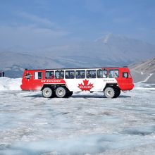 雪上車です。人が豆粒に見えます。