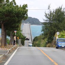 坂を登り切ると見えてきます