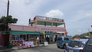 屋上展望台からは池間大橋が一望