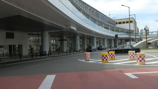 真新しい橋上駅の高岡駅