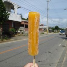 宮古島産マンゴーのアイスキャンディー。