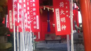 朱色の鳥居が目立つ稲荷神社