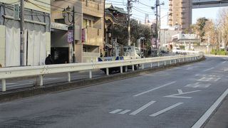 湯島天満宮の脇を通ります