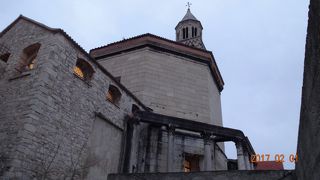 スプリット旧市街のほぼ中心部にあるま八角形の大聖堂