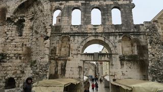 ディオクレアヌス神殿の東側にある門です！