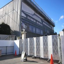 １工事中正面入口