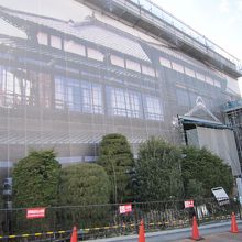 ２正面と工事用幕