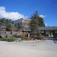 ６日本庭園入口と臨江閣